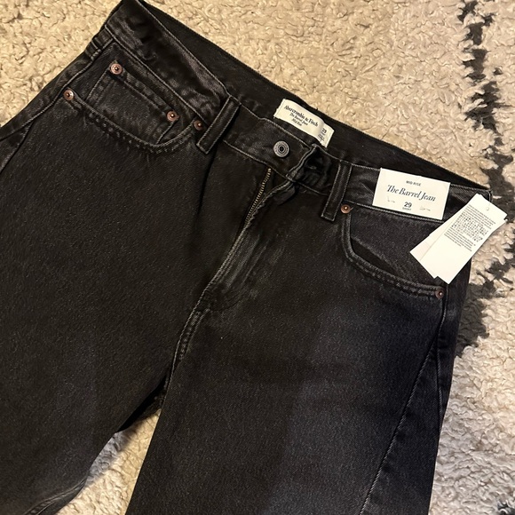Abercrombie & Fitch Women's Black barrel Leg Jeans - Picture 2 of 3